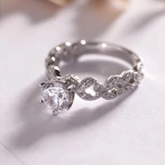 1.5 carat .925  silver ring. Sz 7 - Picture 5 of 10